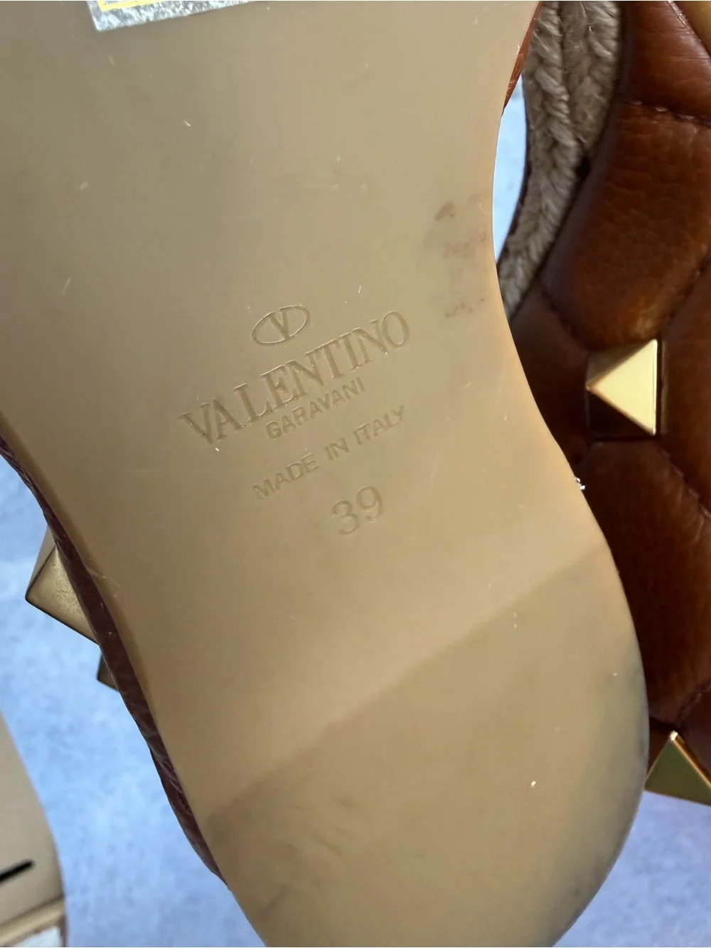 •4 Valentino Garvani Roman Stud Quilted Wedge Espadrille Sandals 39